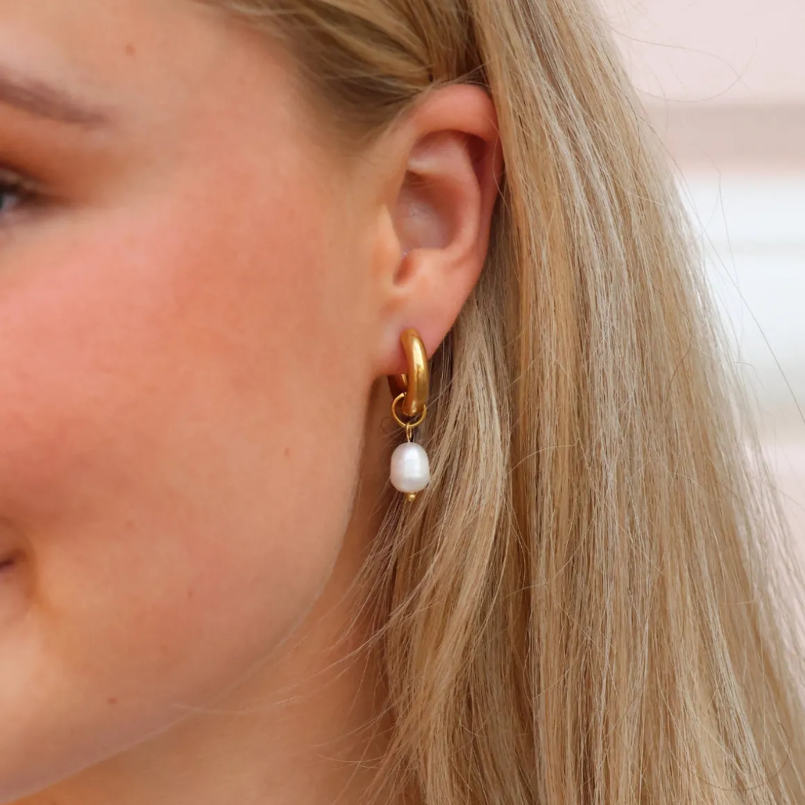 chunky_pearl_hoops_1.webp Winther Studio Øreringe*Chunky Pearl Hoops Sølv