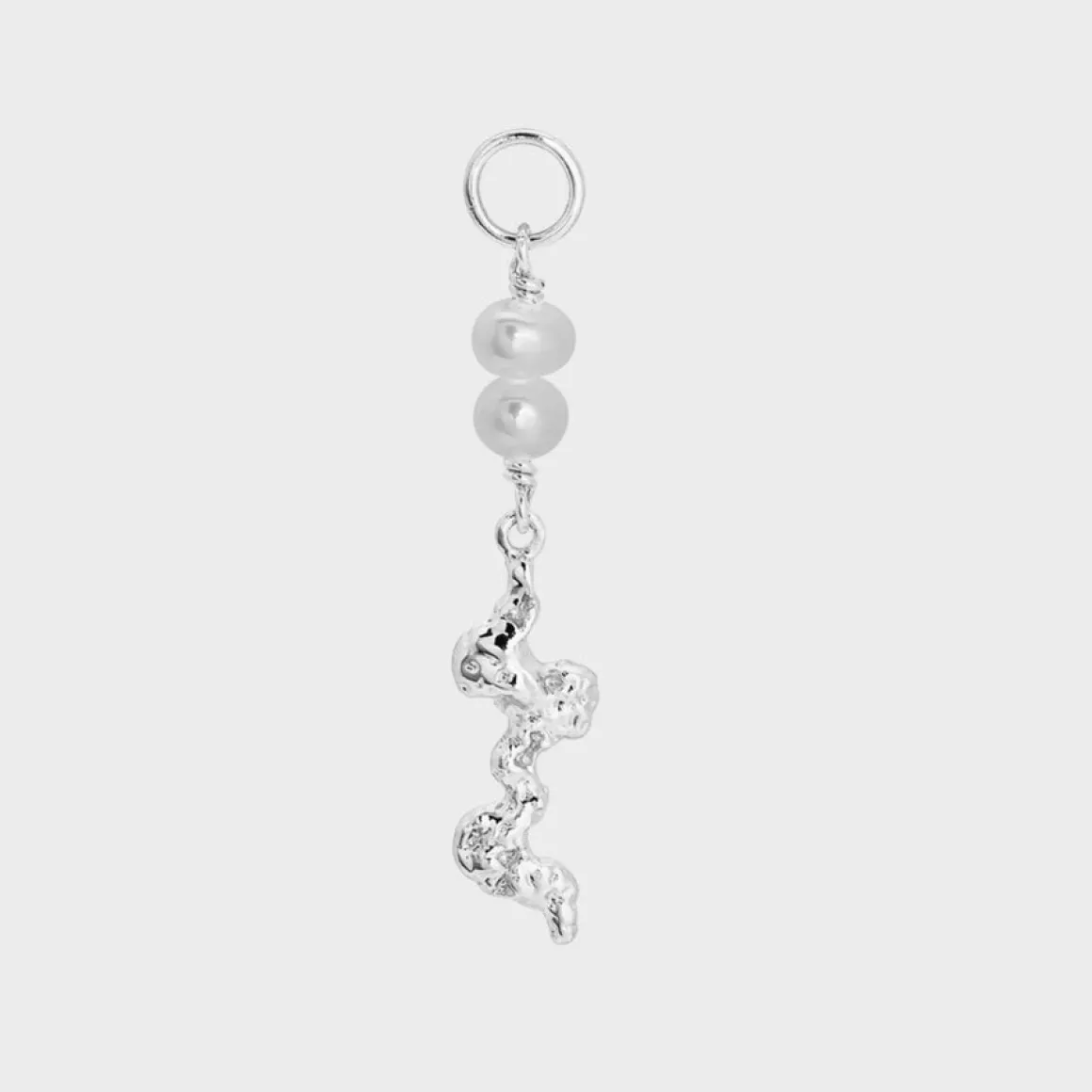manta_pearl_charm_2.webp Winther Studio Øreringe*Manta Pearl Charm